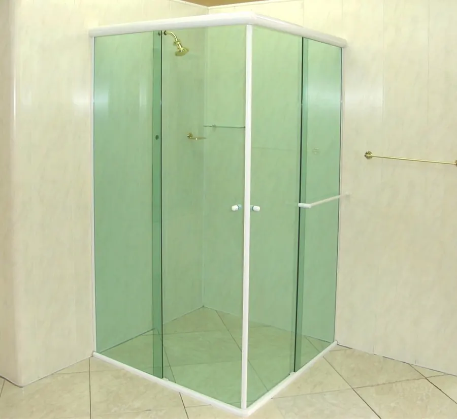 Box de canto em vidro verde com perfis brancos