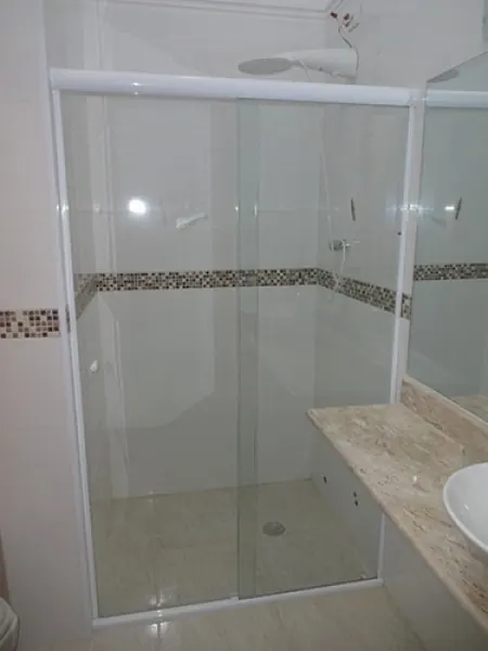 Box de vidro temperado com área de banho em porcelanato