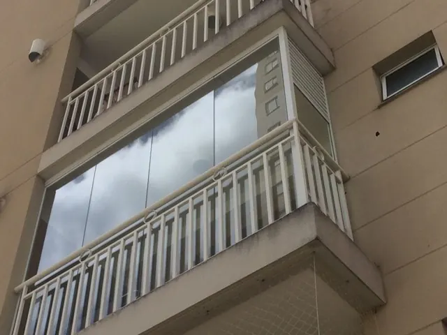 Sacada de prédio com envidraçamento visto de fora