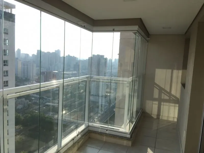 Canto de sacada envidraçada com vista da cidade