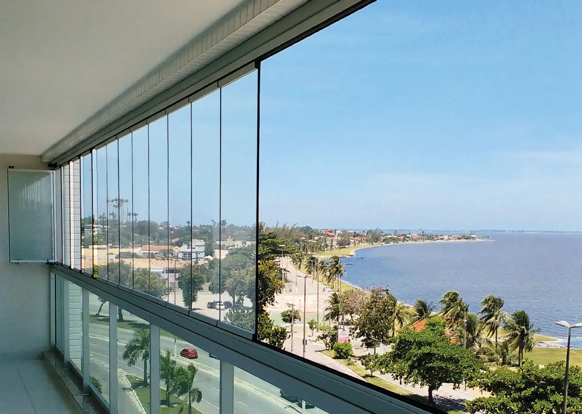 Sacada envidraçada com vista para o mar no Guarujá