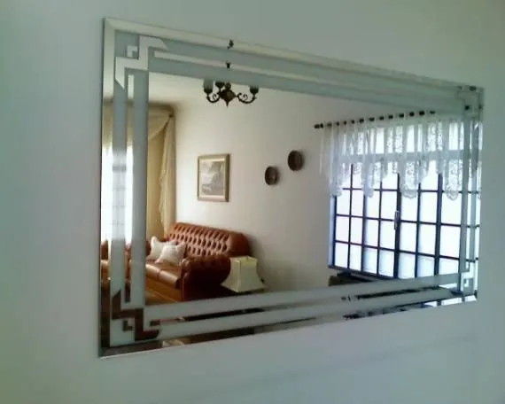 Espelho decorativo com moldura jateada e bisotê