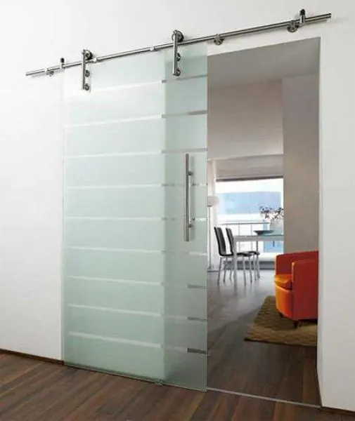 Porta de correr em vidro jateado com faixas transparentes