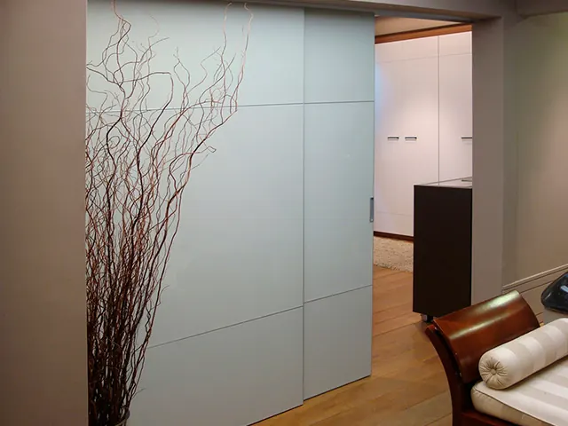 Painel de vidro jateado em ambiente residencial